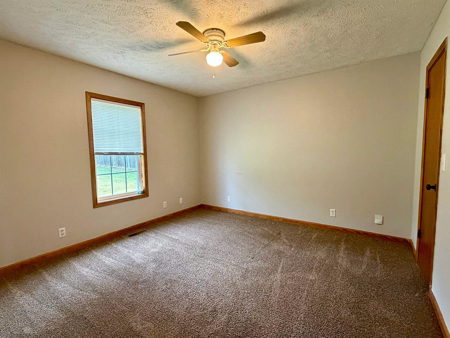 2 bed, 1.0 bath, $1,050 — Photo 4