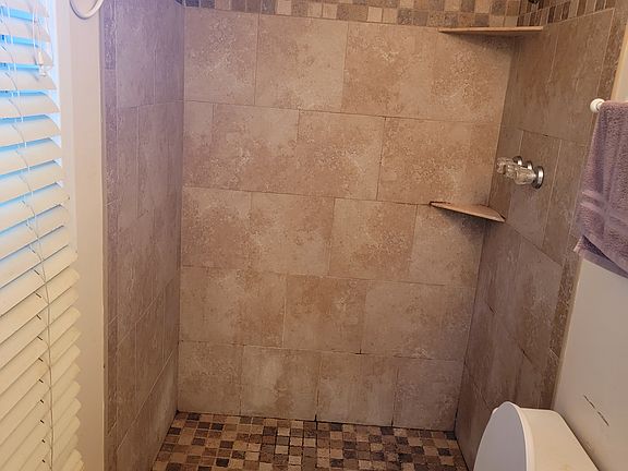 4th image of 916 Celia Dr