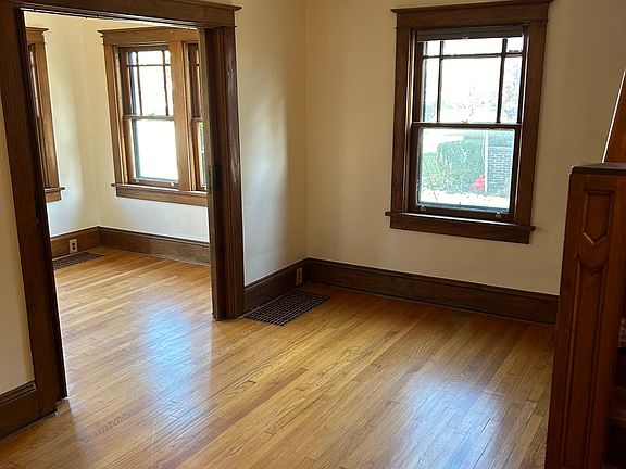 4th image of 315 W 3rd St