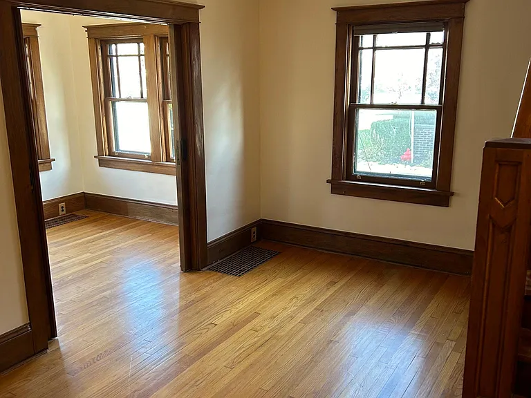 315 W 3rd St — Photo 4