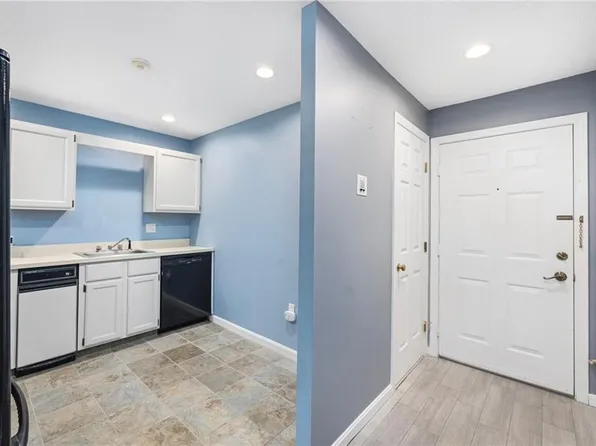 3524 W Shore Rd APT 909, Warwick, RI 02886