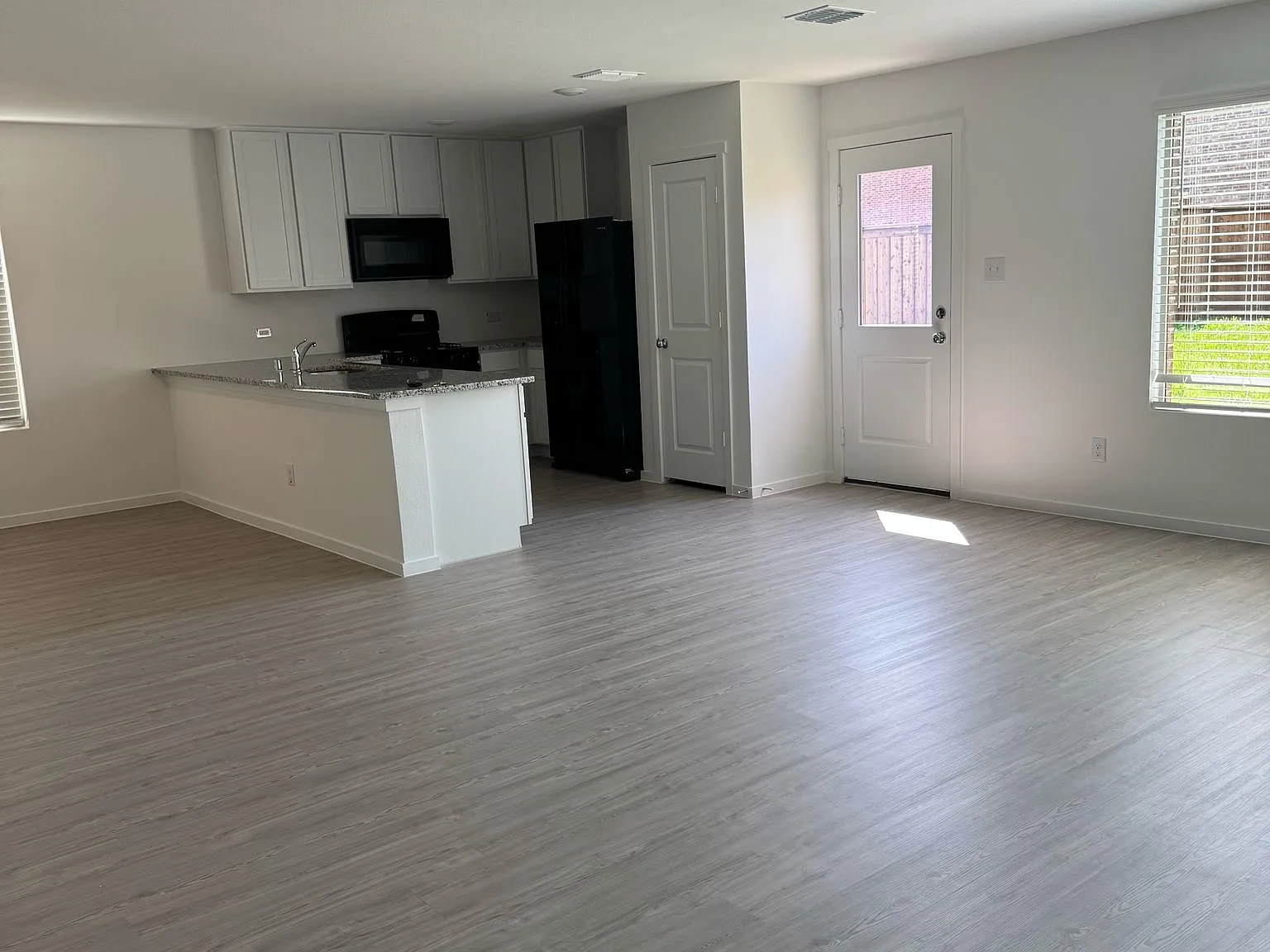 4 bed, 2056 sqft, $2,450 — Photo 4