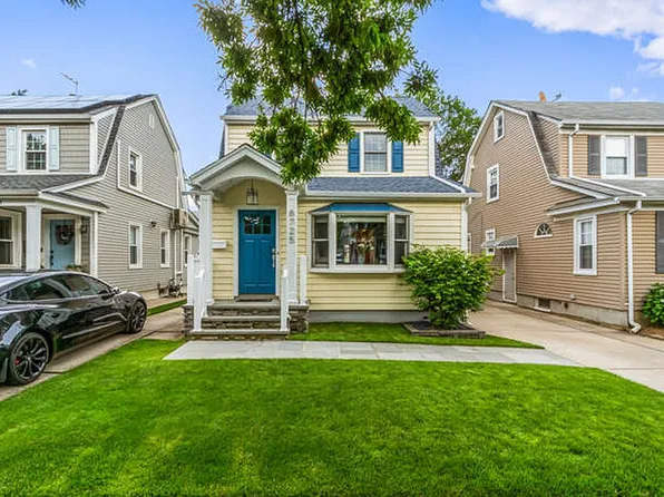 8725 252nd St, Bellerose, NY 11426