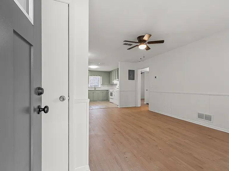 303 Springdale Dr #B — Photo 14