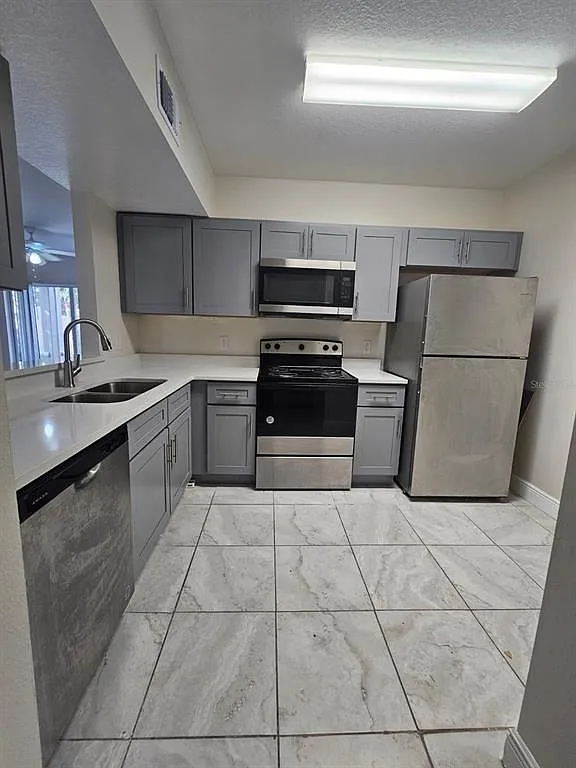 3 bed, 2.0 bath, 1200 sqft, $2,200 — Photo 2