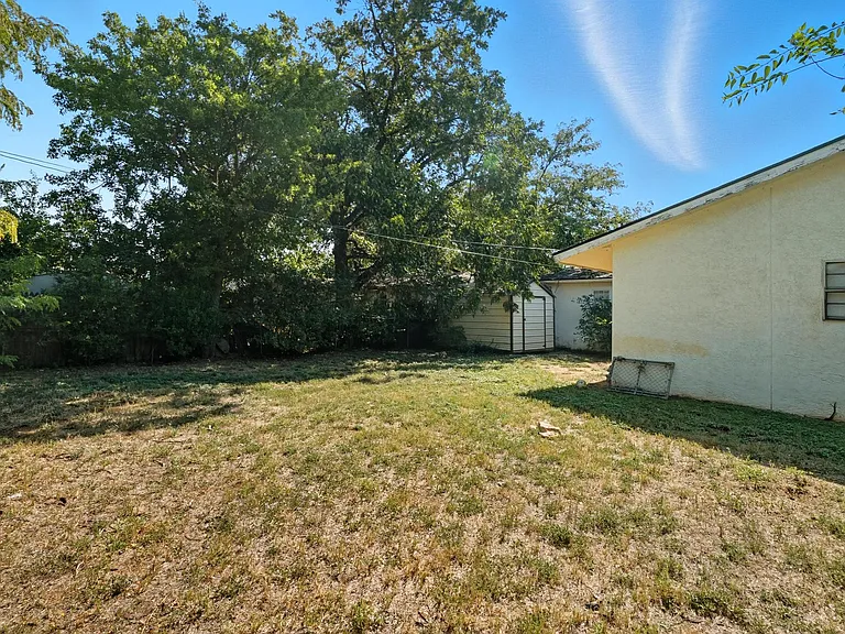 2034 Collins Ave — Photo 27