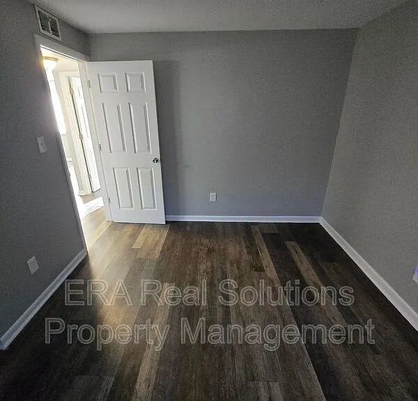 4651 Hilton Ave #B — Photo 9