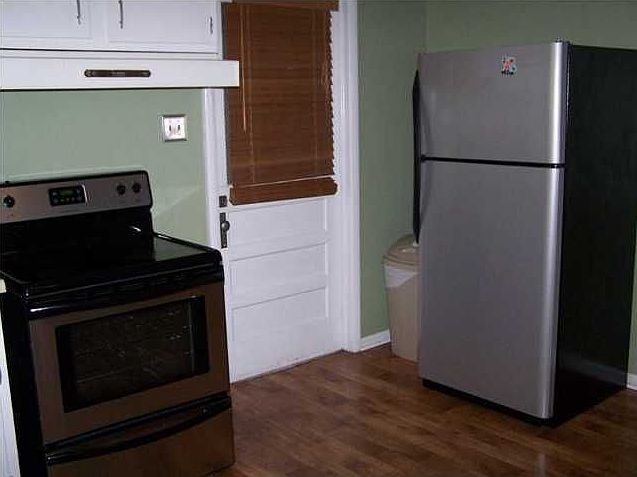 Kitchen opnes to laundry/uitility room