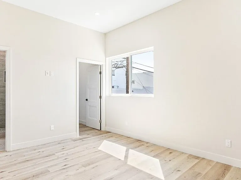 Moorpark St — Photo 8