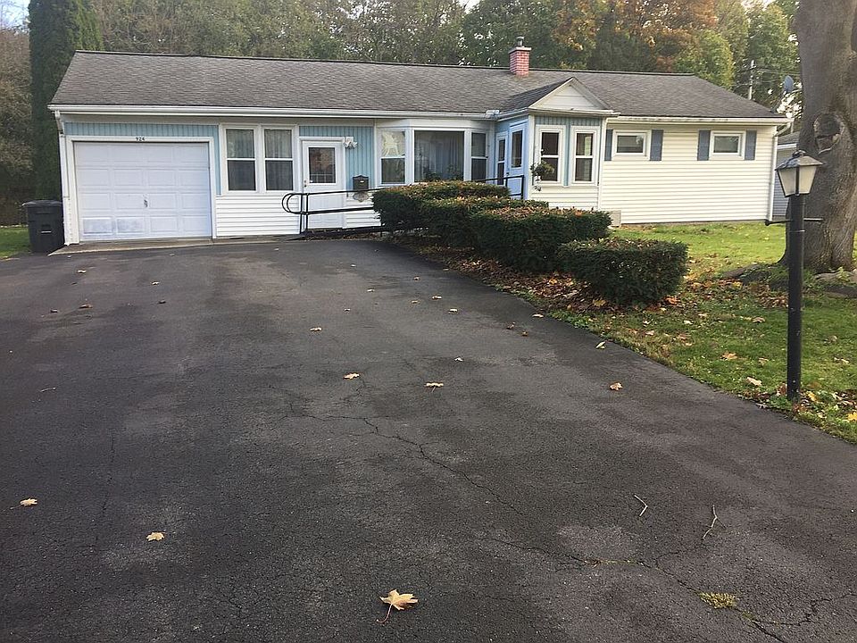 Large Driveway 2 Garages