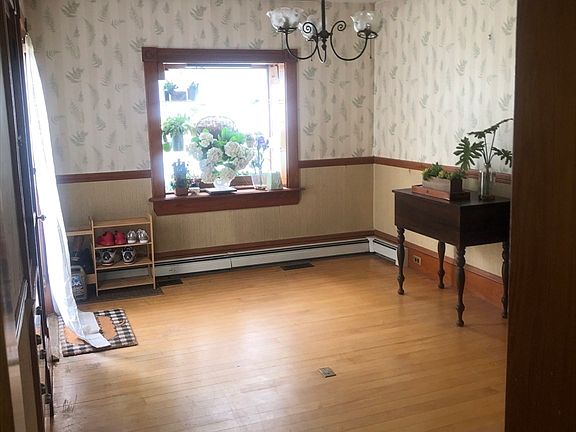5th image of 61 Maple Ave