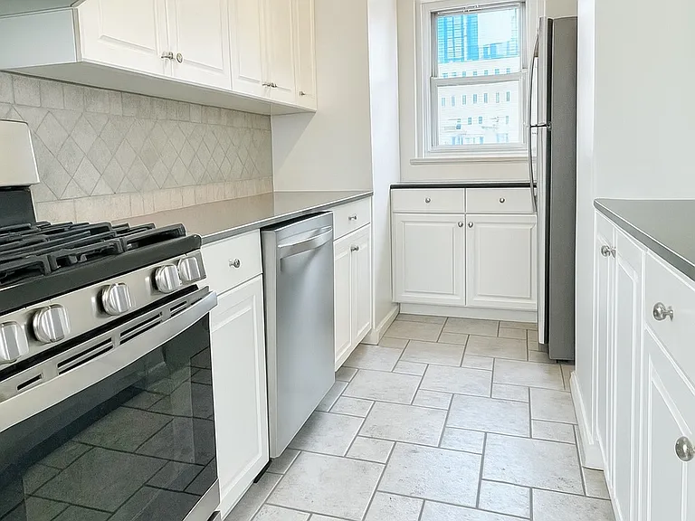 220 E 60th St #11B — Photo 5