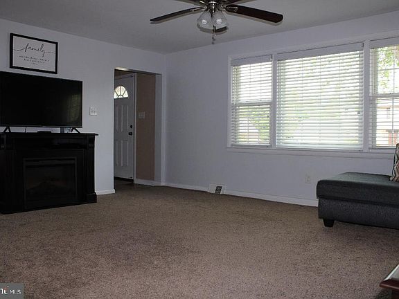 4th image of 700 Lincoln Dr