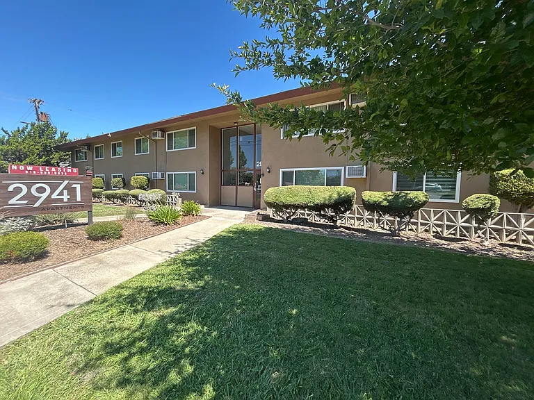 2941 Marconi — Photo 31