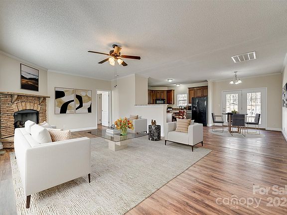 3rd image of 2464 Woodberry Ln