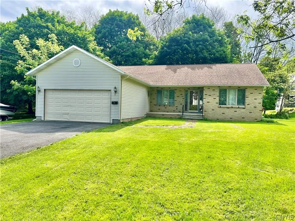 111 Crabapple Ln, Syracuse, NY 13219