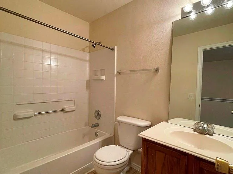 251 Utterback #B — Photo 16
