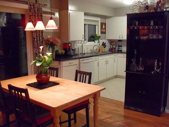 Dining area & kitchen