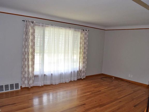 4th image of 1701 Byron Dr