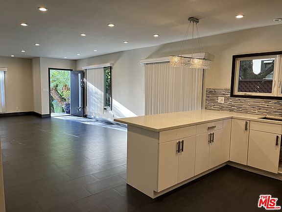3rd image of 846 N La Jolla Ave