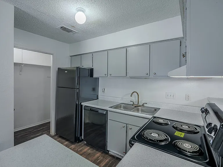 Ironhorse Flats-Kitchen