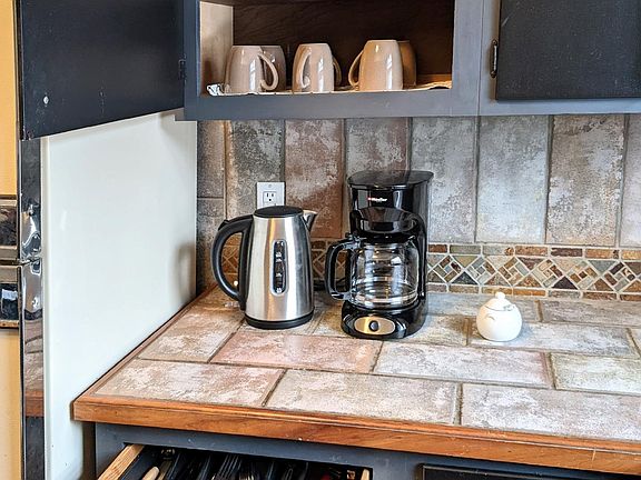 Tableware provided (can be removed by Landlord at Tenant request)