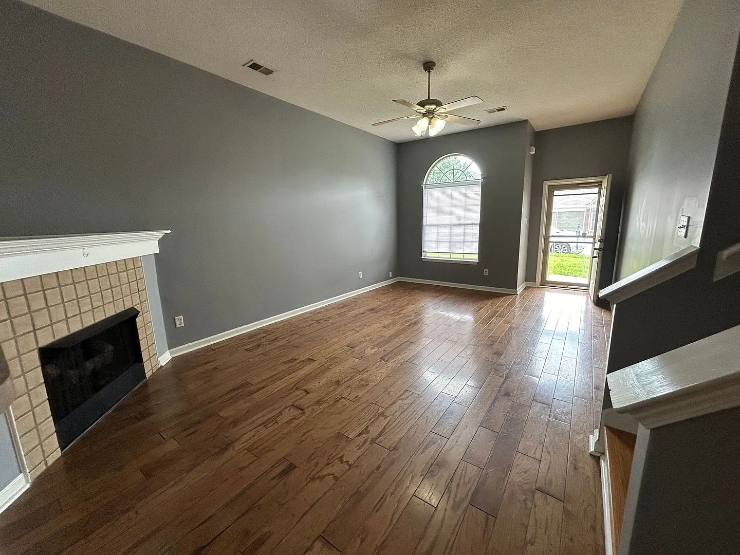 3br/2.5ba Near Shelby Farms. No Carpet! Small Pets Allowed. — Photo 3