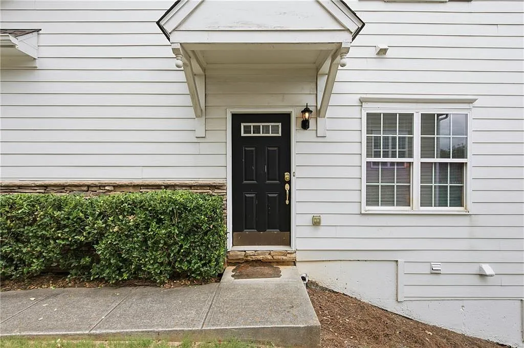 3 bed, 3.5 bath, 2750 sqft, $2,400 — Photo 3