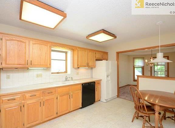 Spacious kitchen with lots of cabinets