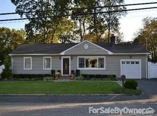 54 Vermont St, Melville, NY 11747