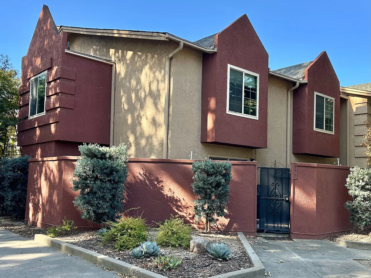 3 bed, 1237 sqft, $3,350 — Photo 1