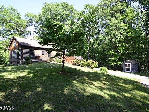 The CUTEST log home in Loudoun County!