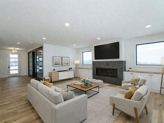 3rd image of 4629 Royal Oaks Cir SW