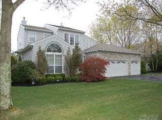 3 Morning Glory Dr, Lake Grove, NY 11755