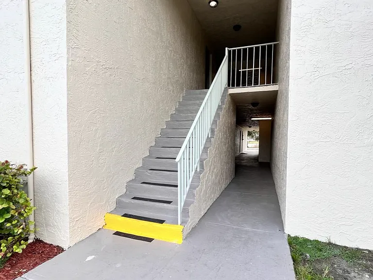 Lakeview Apartments - 5911 SW 41 St — Photo 10