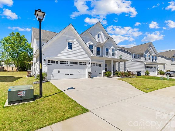 3rd image of 832 Dogwood Creek Ln