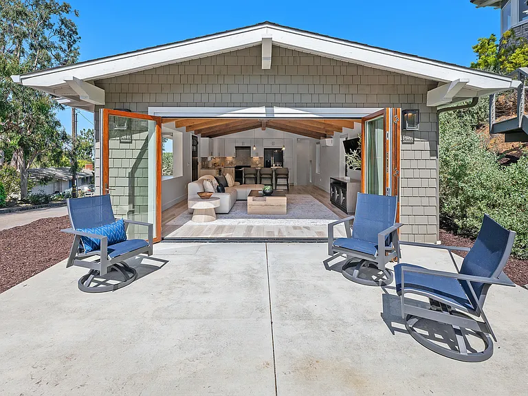 555 Amphitheatre Dr — Photo 32