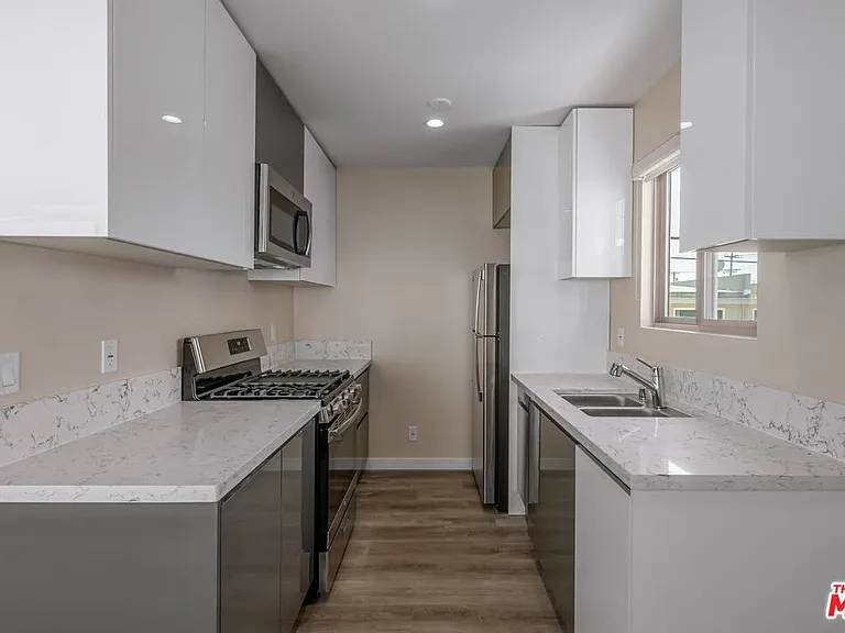 1553 S Saltair Ave #102 — Photo 5