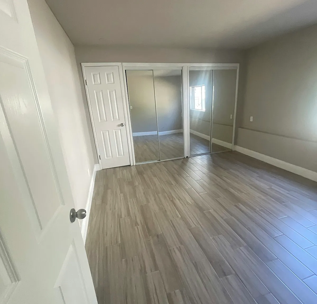 1081 Park Ave — Photo 2