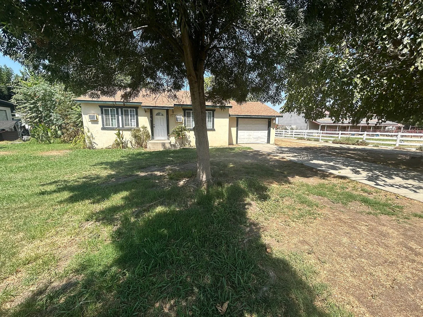 Charming 2 bedroom in the Heart of Armona — Photo 1
