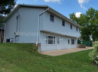 300 N Clay St APT B, Macomb, IL 61455
