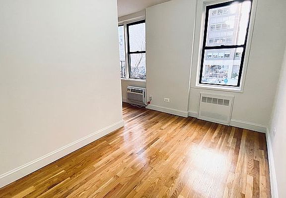 3rd image of 320 W 56th St APT 3E