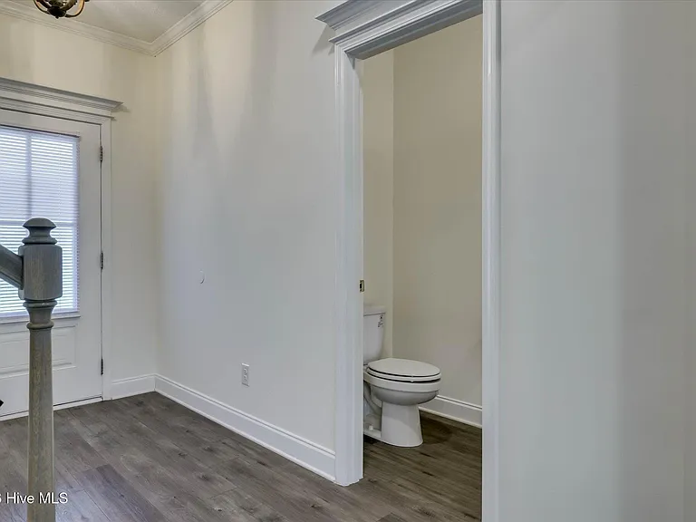 711 Courtland Ln — Photo 23