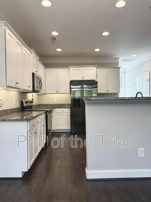 3 bed, 2.5 bath, 1780 sqft, $1,900 — Photo 4