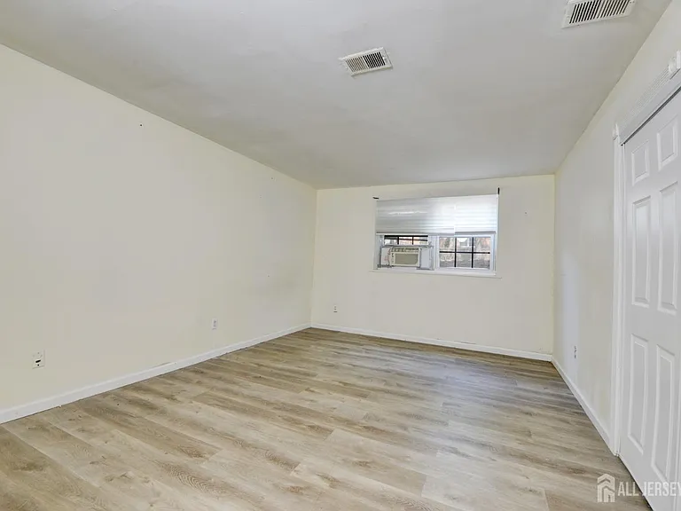 382 College Dr — Photo 9