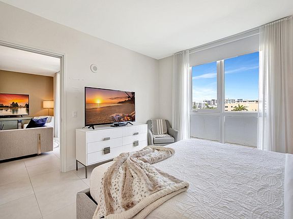 4th image of 401 N Birch Road #413