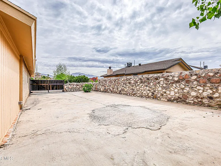 5733 Saplinas Rd — Photo 53