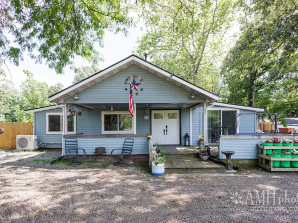 2 Elmwood Ave, Momence, IL 60954