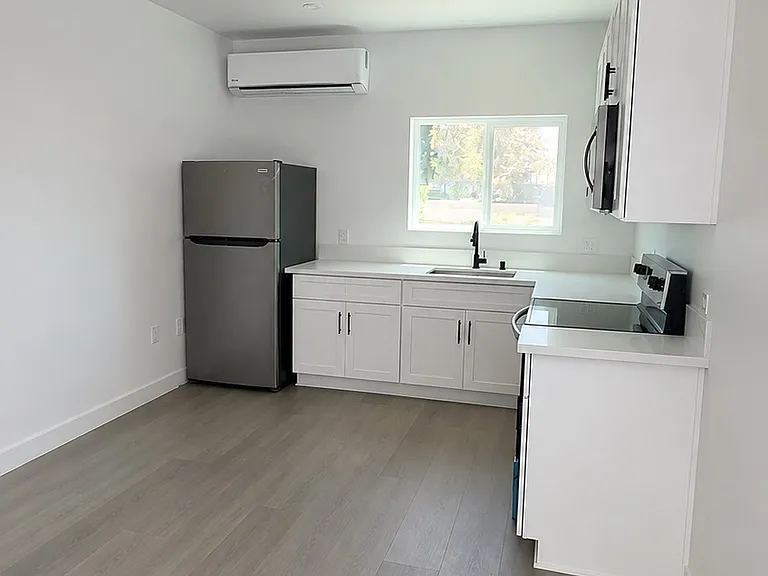 5656 Chateau Dr #7 — Photo 3