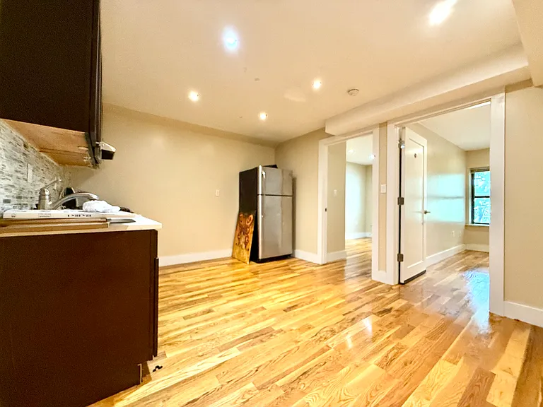 1069 Bergen St #1R — Photo 2